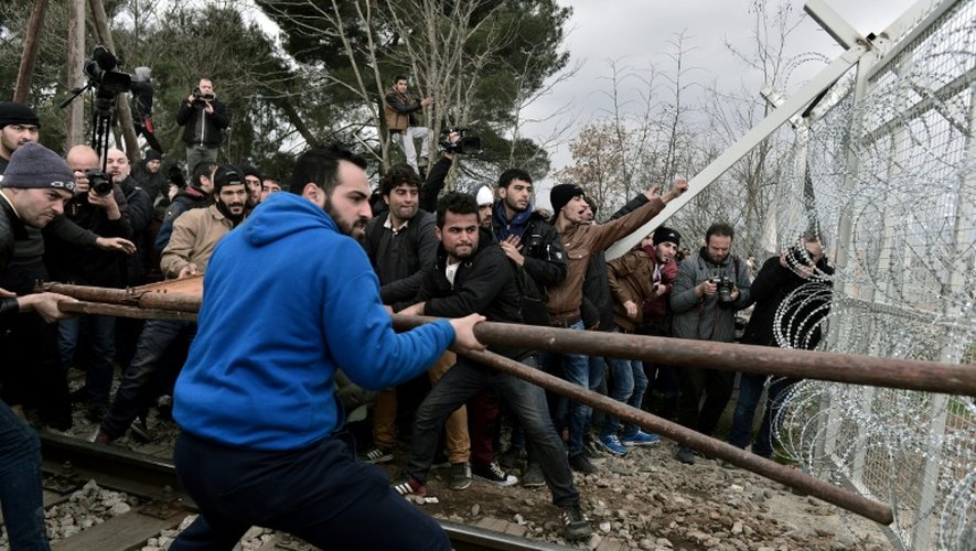 Des réfugiés tentent le 29 février 2016 de forcer le passage de la frontière macédonienne