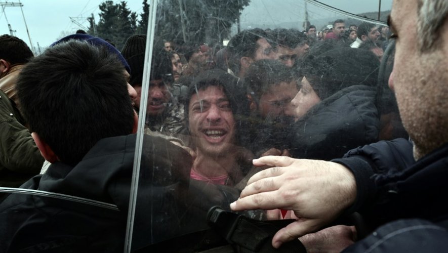 Des réfugiés tentent de forcer la frontière avec la Macédoine, le 29 février 2016