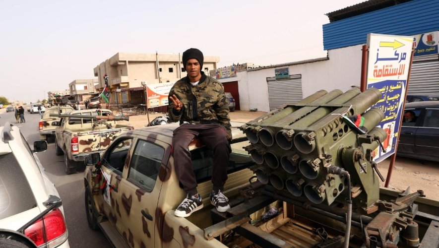 Les milices membres de la coalition de Fajr Libya patrouillent le 28 février 2016 dans les rues de Sabrata