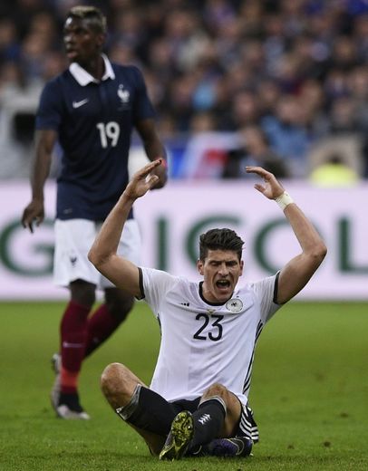 L'attaquant de l'équipe d'Allemagne Mario Gomez (à terre) en match amical face à la France, le 13 novembre 2015 au Stade de France