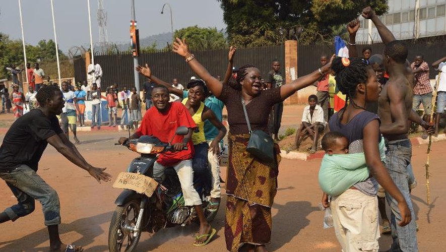 Des personnes se réjouissant de la démission du président centrafricain Michel Djotodia, le 10 janvier 2014 à Bangui