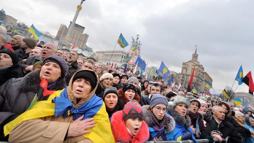 Des manifestants pro-européens chantent l'hymne national ukrainien lors d'un rassemblement à Kiev, le 12 janvier 2014
