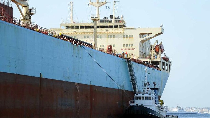 Un bateau transportant des migrants rescapés d'un naufrage arrive le 15 avril 2015 dans le port de Messine, en Sicile