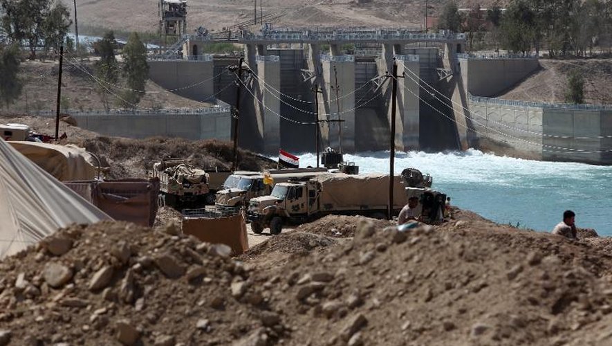 Des véhicules de l'armée irakienne stationnent devant un barrage sur l'Euphrate, près de Falloujah, dans une zone tout juste reconquise sur le groupe Etat islamique, à l'ouest de Bagdad