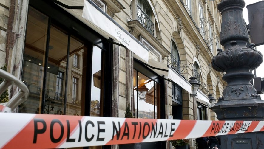 Un cordon de sécurité est installé par la police autour de la bijouterie Chopard, place Vendôme à Paris, le 1er mars 2016