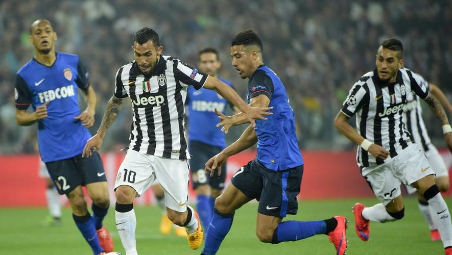 L'attaquant de la Juventus Carlos Tevez (N.10) à la lutte avec le Monégasque Nabil Dirar en quart de finale aller de la Ligue des champions, à Turin le 14 avril 2015