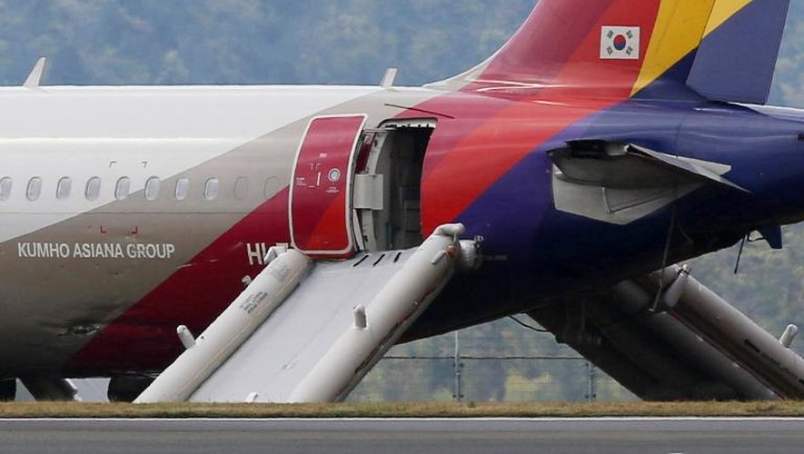 Un Airbus A320 de la compagnie sud-coréenne Asiana Airlines avec sa passerelle d'évacuation déployée après son atterrissage mouvementé sur le tarmac de l'aéroport d'Hiroshima à Mihara, dans l'ouest du Japon le 15 avril 2015