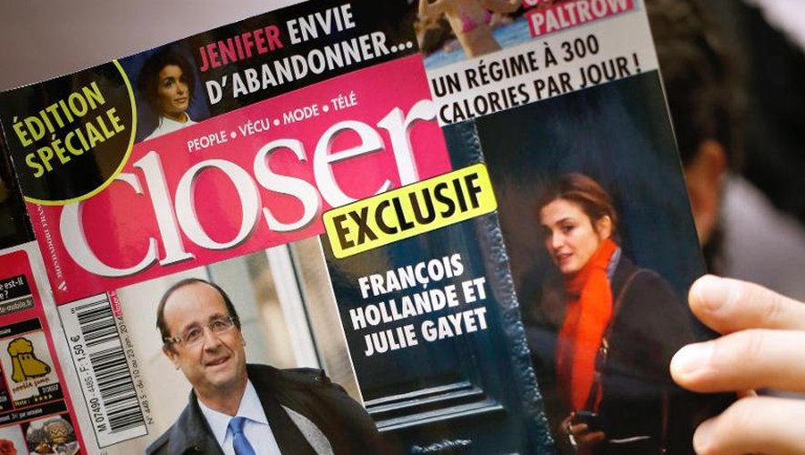 Un homme lit un numéro de Closer le 10 janvier 2014 à Paris