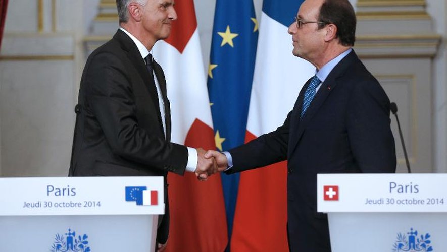 Les présidents suisse Didier Burkhalter (g) et français François Hollande lors d'une conférence de presse commune au palais de l'Elysée à Paris le 30 octobre 2014