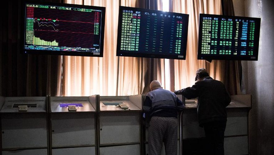 Des investisseurs suivent la cotation des actions chez un broker de Shanghai, le 15 avril 2015