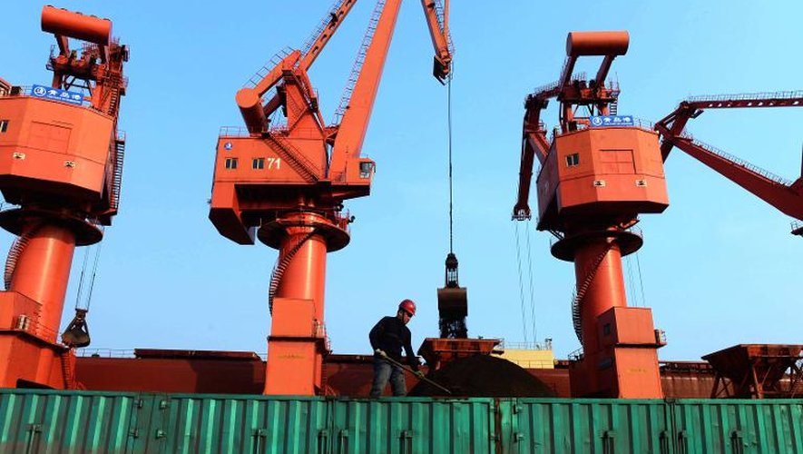 Chargement de minerai de fer sur un camion au port de Qingdao, dans l'est de la Chine, le 13 avril 2015
