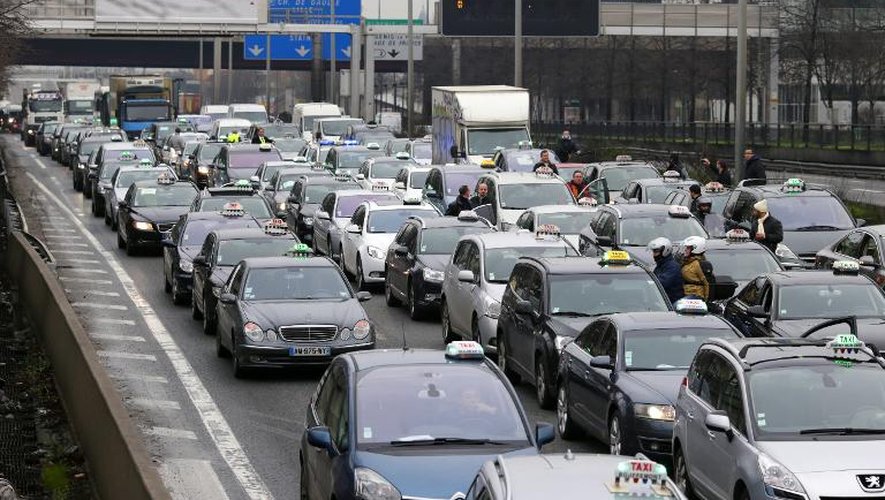 Des taxis manifestent le 10 janvier 2013 à Paris