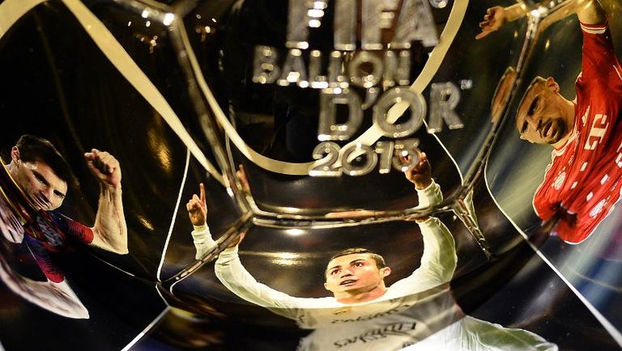 Le ballon d'or. Lionel Messi (g), Cristiano Ronaldo et Franck Ribéry (d) sont les trois finalistes sélectionnés en décembre 2013