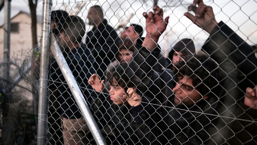 Des migrants bloqués derrière un grillage le 1er mars 2016 à Idomeni à la frontière entre la Grèce et la Macédoine