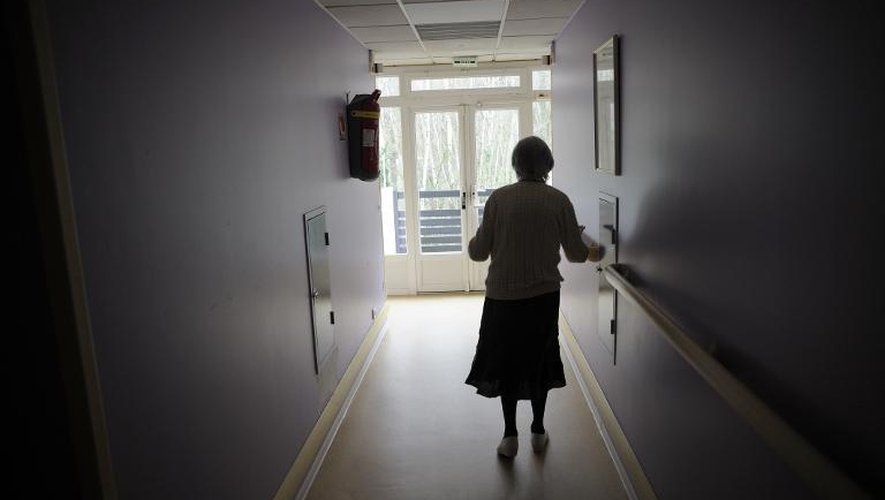 Une femme souffrant de la maladie d'Alzheimer marche dans le couloir d'une maison de retraite à Angervilliers, au sud-ouest de Paris, le 18 mars 2011