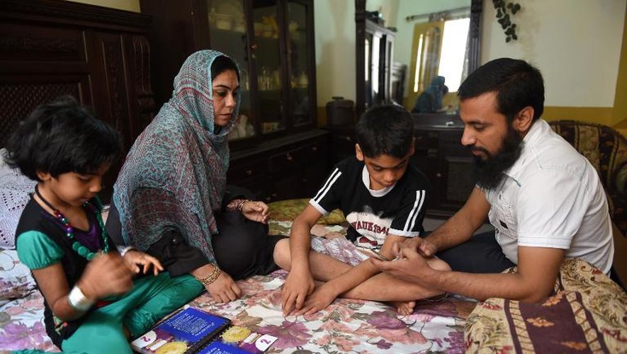 Saima Tanveer, avec ses enfants et son beau-frère, dans leur maison de Peshawar, le 10 avril 2015