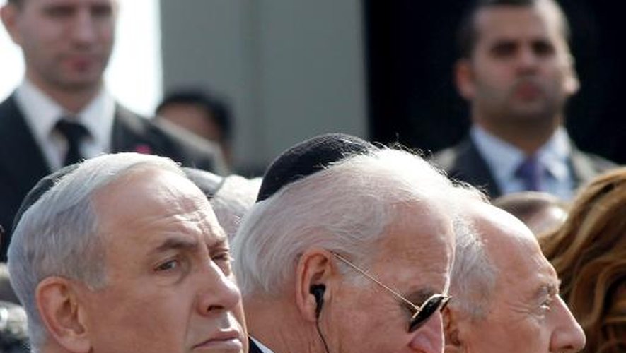 Le vice-président américain Joe Biden, au centre, entre le président israélien Shimon Peres (d) et le Premier ministre Benjamin Netanyahu (g) à la Knesset à Jérusalem, le 13 janvier 2014