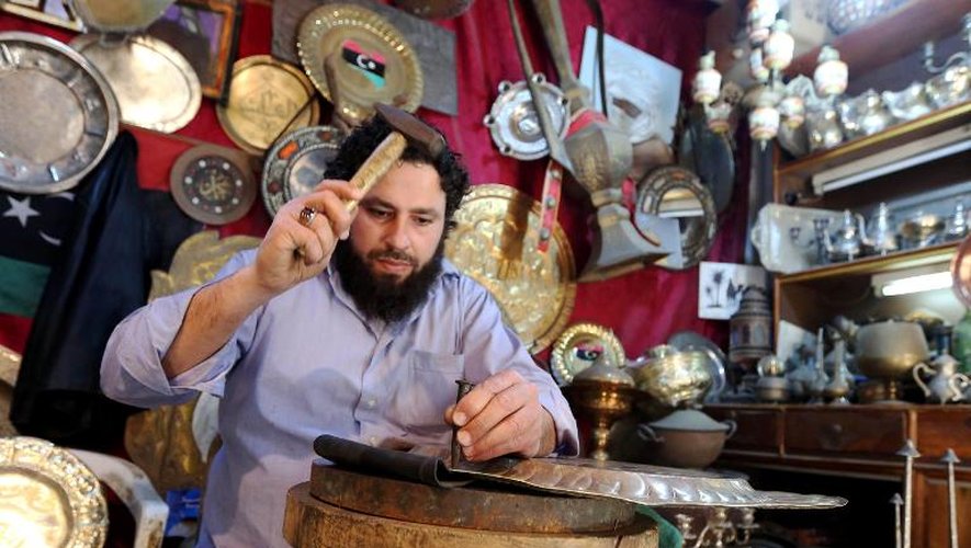 Un artisan dans son atelier de la vielle ville de Tripoli, le 9 avril 2015