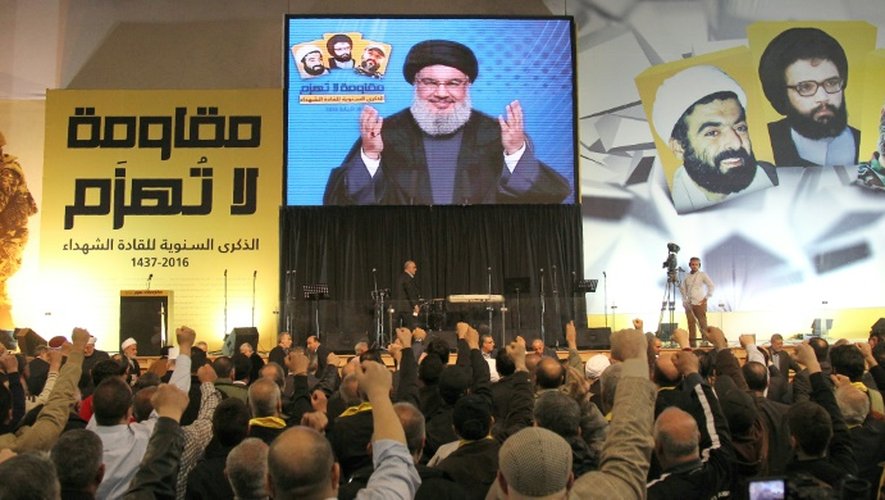 Le leader du Hezbollah libanais Hassan Nasrallah, sur un écran géant, s'adresse à la foule dans le sud de Beyrouth, le 16 février 2016