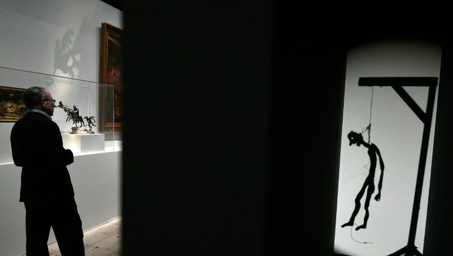 Jean-Hubert Martin, commissaire de l'exposition "Carambolage" devant l'oeuvre "Ombre: Le Pendu" de Christian Boltanski, au Grand Palais in Paris, le 25 février 2016