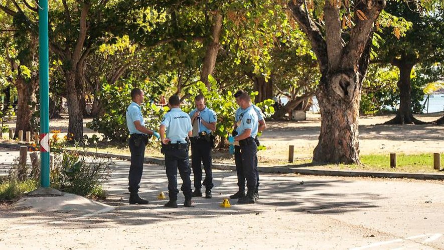 Des gendarmes sur le site de la fusillade qui a fait deux morts et six blessés, le 13 janvier 2014, à Sainte-Anne, en Martinique