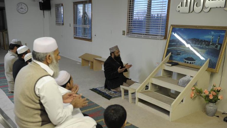 L'imam Azfar Ayub Qadri dirige la prière, au centre islamique Al Madinah de Calgary, le 30 mars 2015
