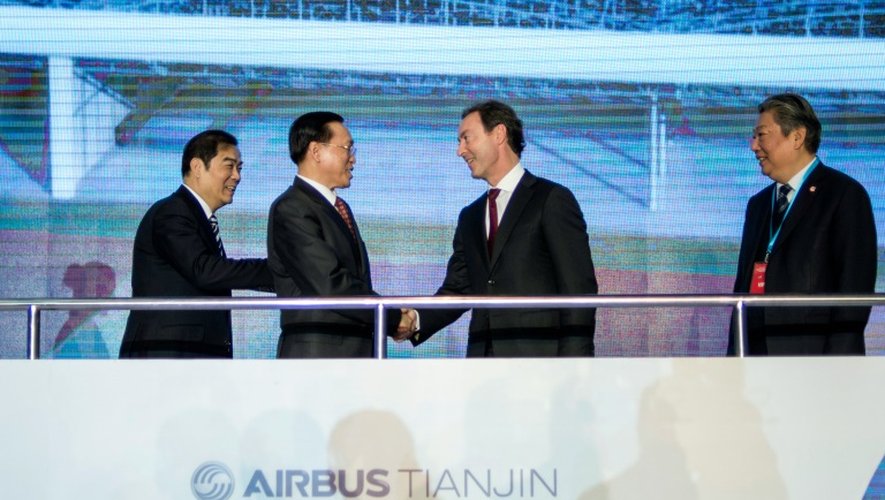 (De G à D) L'adjoint au maire de Tianjin Duan Chunhua, le vice-ministre de la Commission nationale du développement et de la réforme Lin Nianxiu, le PDG d'Airbus Fabrice Brégier et le président d'Aviation Industry Corporation of China Lin Zuoming à Tianjin le 2 mars 2016