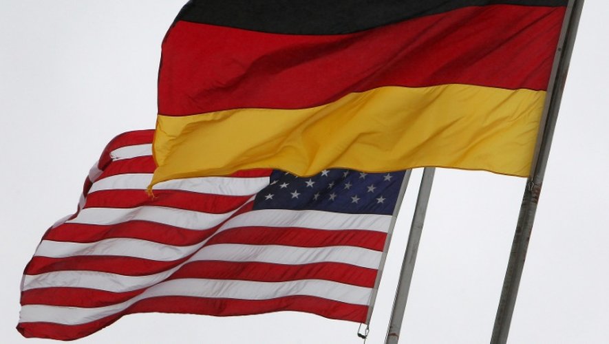 Les drapeaux allemands et américains flottent sur la base aérienne de Ramstein, dans le sud de l'Allemagne, le 6 novembre 2013