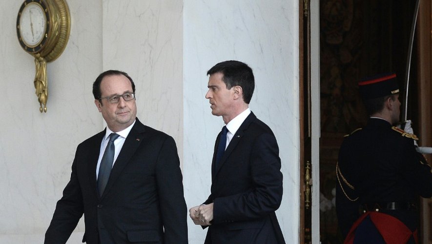 Le Président François Hollande et le Premier ministre Manuel Valls à la sortie du Conseil des ministres le 10 février à Paris