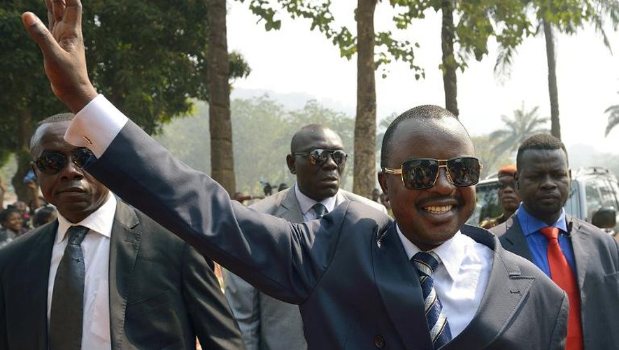 Le président centrafricain par intérim Alexandre-Ferdinand Nguendet salue les militaires au camp de gendarmerie de Bangui, le 13 janvier 2014