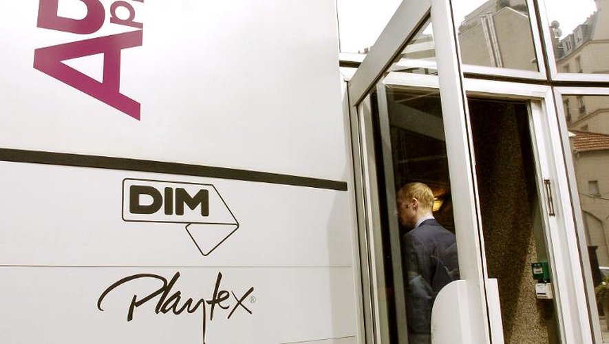Vue réalisée le 15 mai 2006 à Levallois-Perret de l'entrée du siège du groupe DBApparel, qui regroupe les marques de lingerie Dim et Playtex