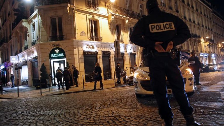 Un policier devant la bijouterie de luxe victime d'un braquage le 13 janvier 2014 près des Champs Elysées à Paris