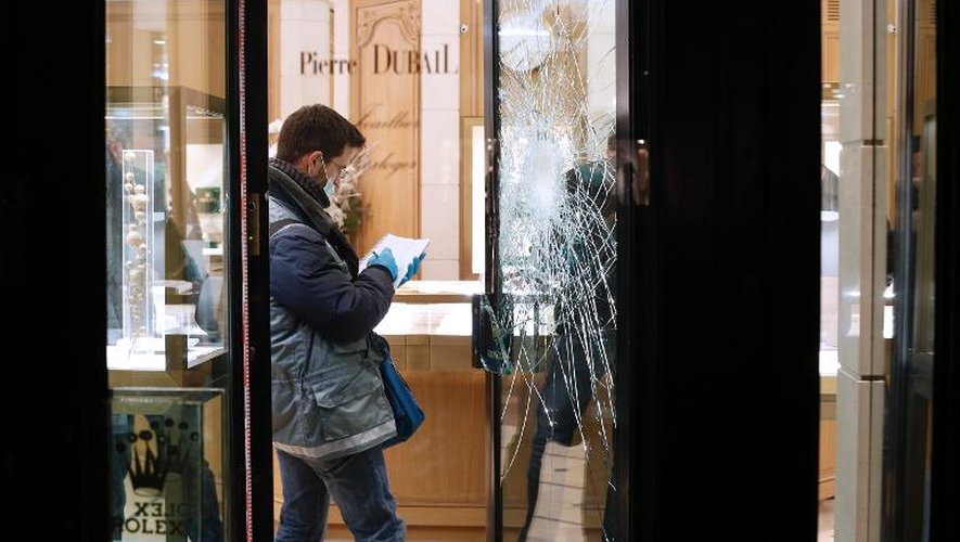 La police scientififque enquête à la suite du braquage d'une bijouterie de luxe à deux pas des Champs-Elysées lundi 13 janvier 2014