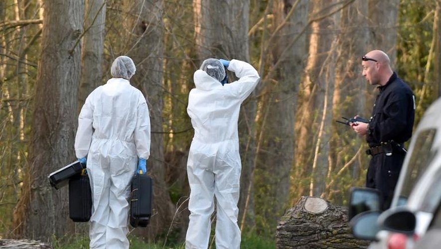 Des experts prennent des photographies sur le lieu où a été découvert le corps d'une fillette de 8 ans enlevée un peu plus tôt près de Calais le 15 avril 2015