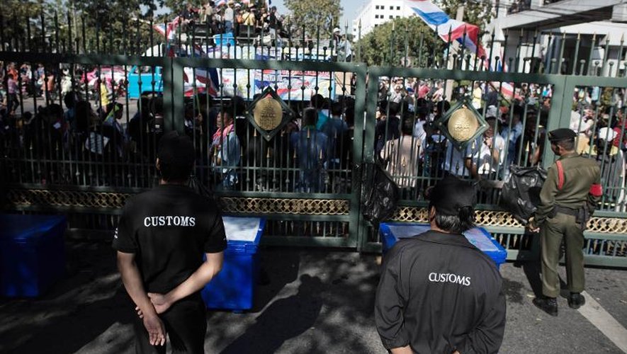 Des manifestants anti-gouvernementaux rassemblés devant les grilles du bâtiment des douanes, le 14 janvier 2014 à Bangkok