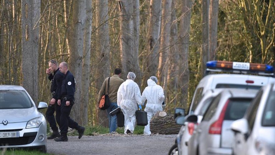 Des experts enquêtent sur le lieu où a été découvert le corps d'une fillette de 8 ans enlevée un peu plus tôt près de Calais le 15 avril 2015