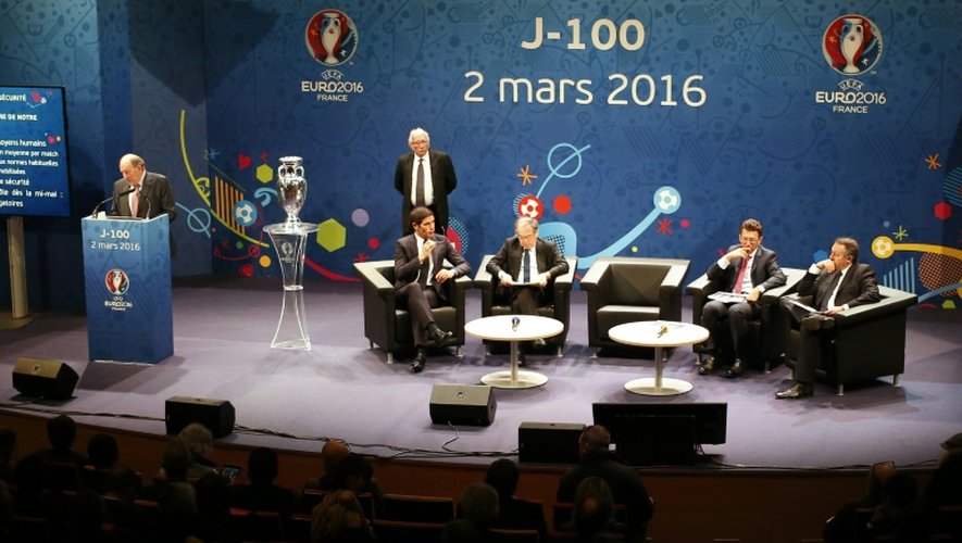 Le patron du comité d'organisation de l'Euro Jacques Lambert entouré des responsables français et européens à 100 jours du début du tournoi, le 2 mars 2016 à Paris