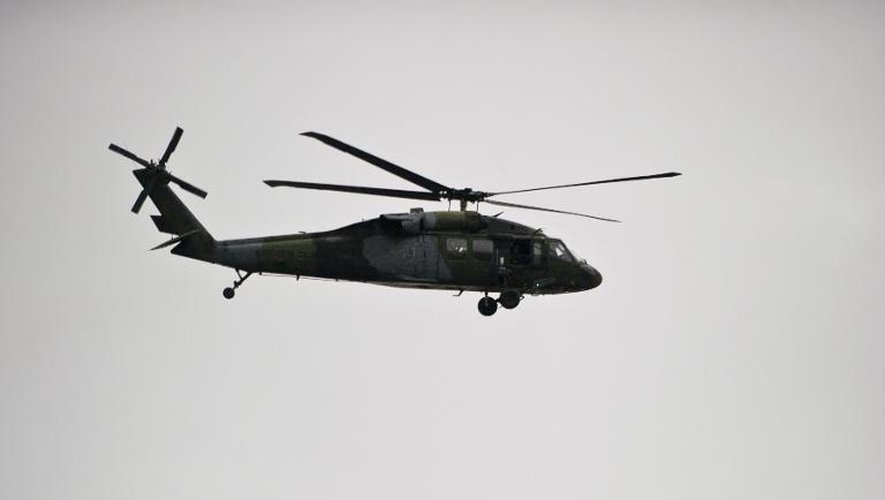 Un hélicoptère de l'armée colombienne dans le ciel de Cali en Colombie, le 15 mars 2015