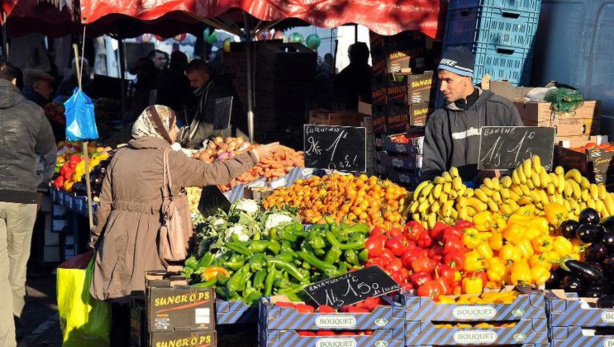 Un étalage de fruits et légumes est photographié, le 20 novembre 2011 sur un marché à Lille