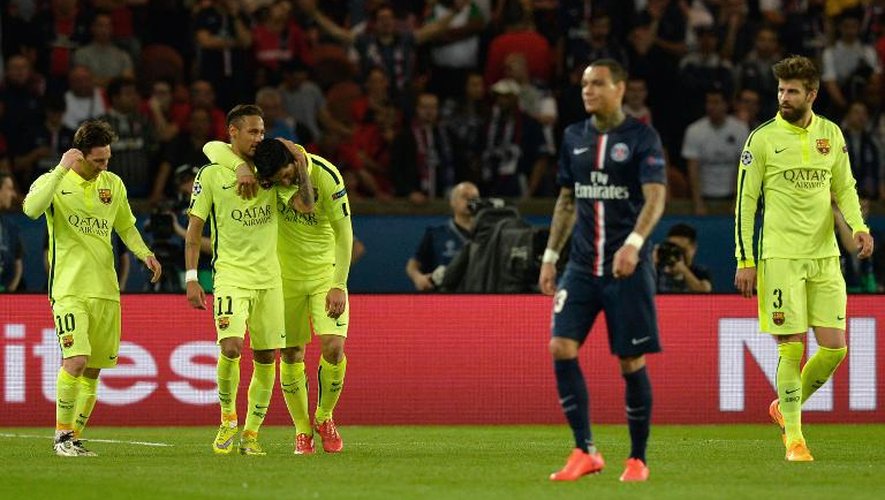 La joie des Barcelonais après le 2e but de Luis Suarez contre le PSG de Van der Wiel en quarts de finale de Ligue des champions au Parc des Princes, le 15 avril 2015