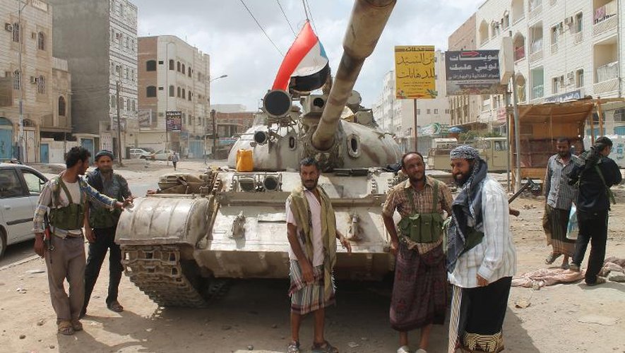 Des partisans du président yéménite en exil Abd Rabbo Mansour Hadi le 15 avril 2015 dans la banlieue nord d'Aden