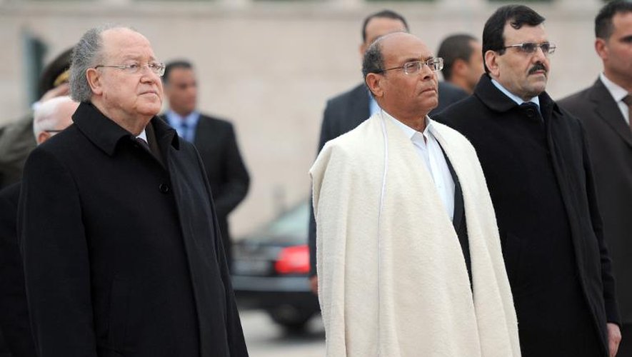 Le président tunisien Moncef Marzouki (c) et le porte-parole du Parlement Mustapha Ben Jaafar (g), l'ex-Premier ministre Ali Larayedh (d) lors d'une cérémonie pour le 3e anniversaire de la révolution, le 14 janvier 2014 à Tunis