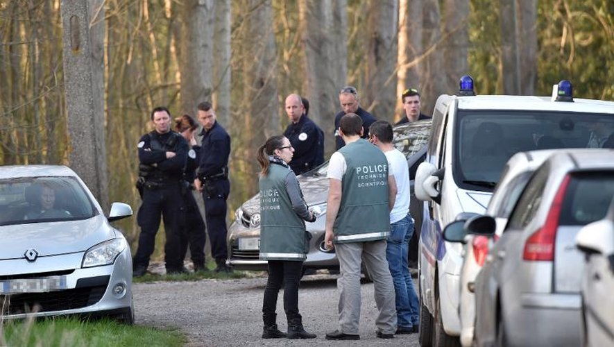 Policiers et experts sur la scène de crime le 15 avril 2015 à Calais après l'enlèvement d'une fillette retrouvée morte