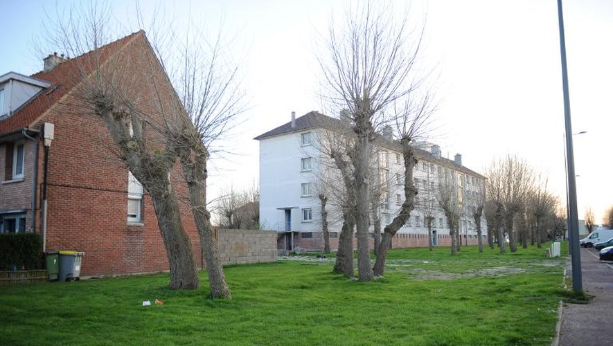 L'immeuble (à droite en blanc)où se trouve le domicile de la famille de la fillette enlevée et retrouvée morte le 15 avril 2015 à Calais