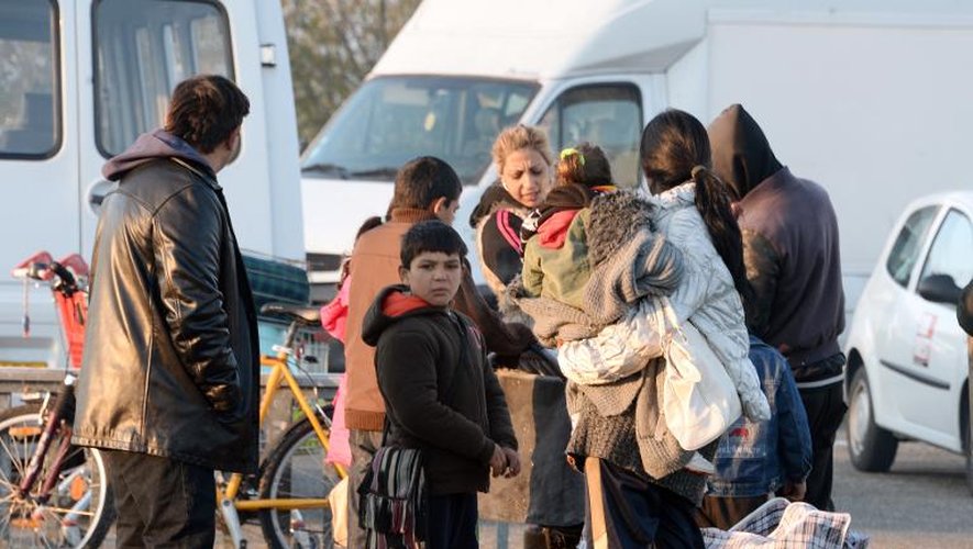Des familles roms lors de l'évacuation de leur campement le 10 décembre 2013 à Floirac
