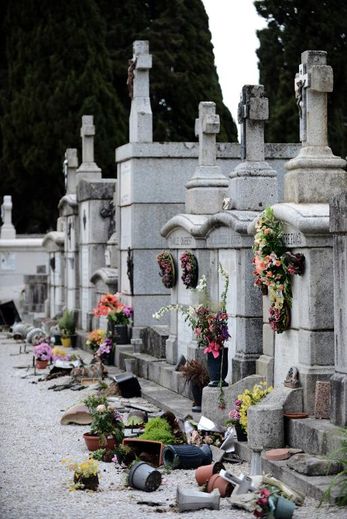 Des tombes dégradées le 15 avril 2015 dans le cimetière Saint-Roch à Castres