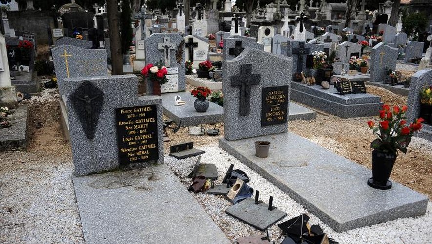 Le cimetière Saint-Roch de Castres (Tarn) après la profanation de plusieurs dizaines de tombes, le 15 avril 2015