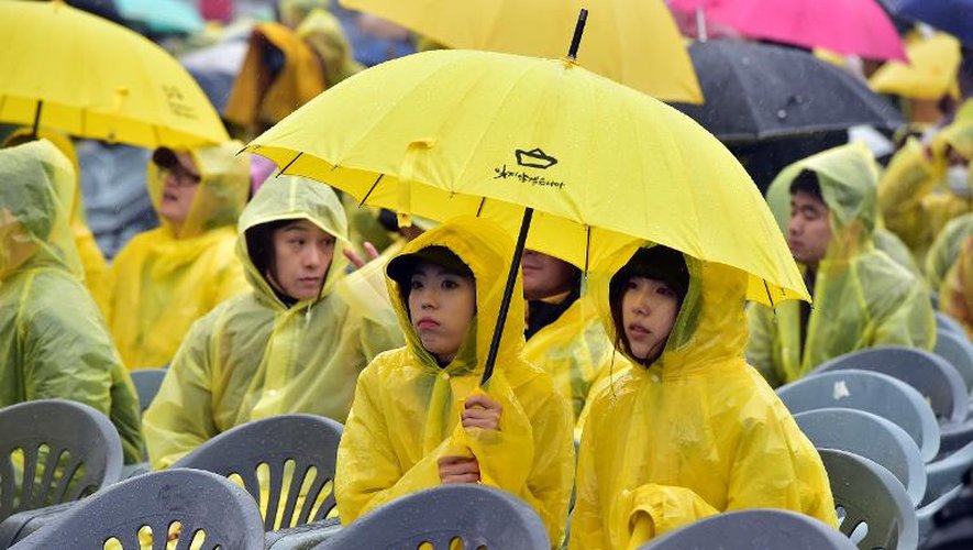 Des proches de victimes du naufrage du ferry Sewol boycottent une cérémonie d'hommage pour exiger une enquête totalement indépendante sur la catastrophe, à Ansan, en Corée du Sud, le 16 avril 2015