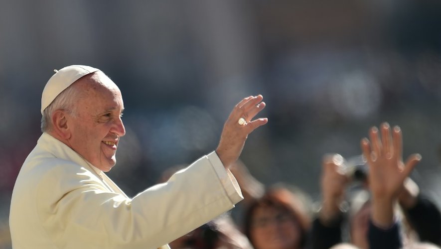 Le pape François salue la foule le 2 mars 2016 au Vatican, à Rome