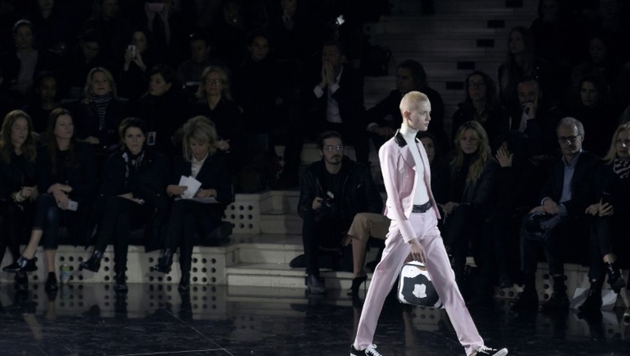 Un mannequin porte une création Courrèges lors de la Fashion Week parisienne une collection automne-hiver, le 2 mars 2016 à Paris